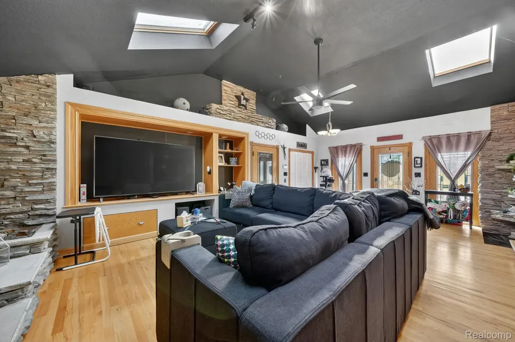 16244 Philomene Boulevard Allen Park City MI 48101