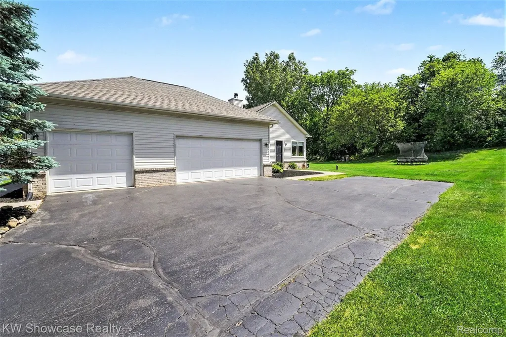 6030 N Bryan White Lake Charter Township MI 48383