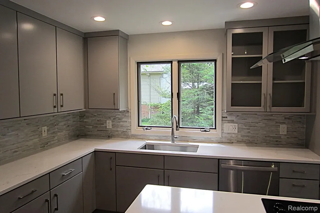 31115 Stafford Street Beverly Hills Village MI 48025