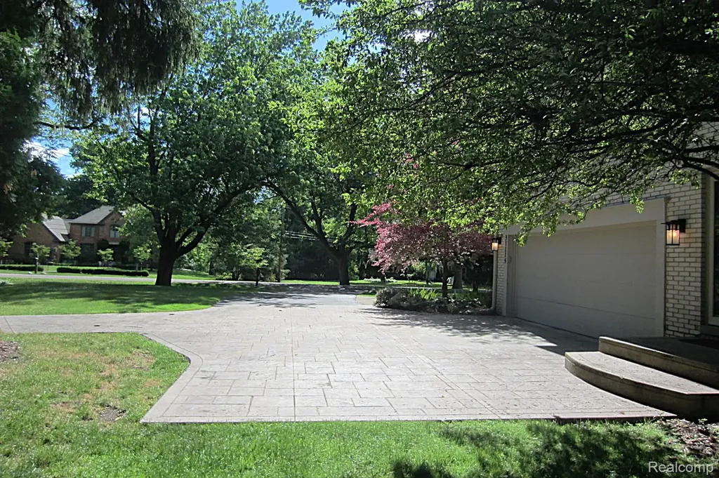 31115 Stafford Street Beverly Hills Village MI 48025