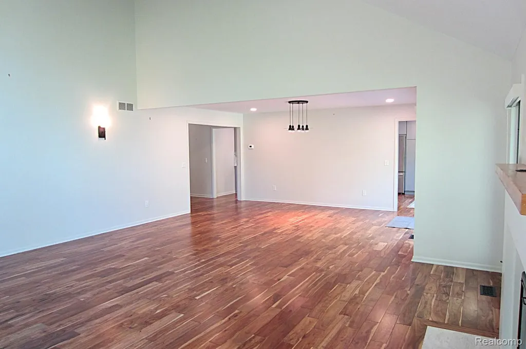 31115 Stafford Street Beverly Hills Village MI 48025