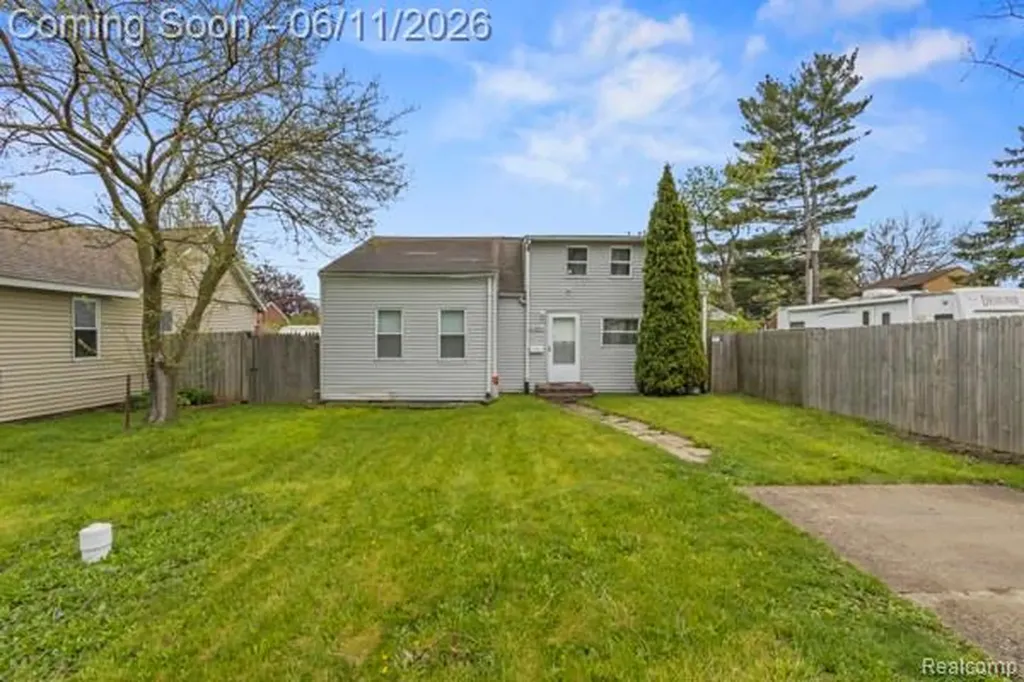 25884 Leach Street Roseville City MI 48066
