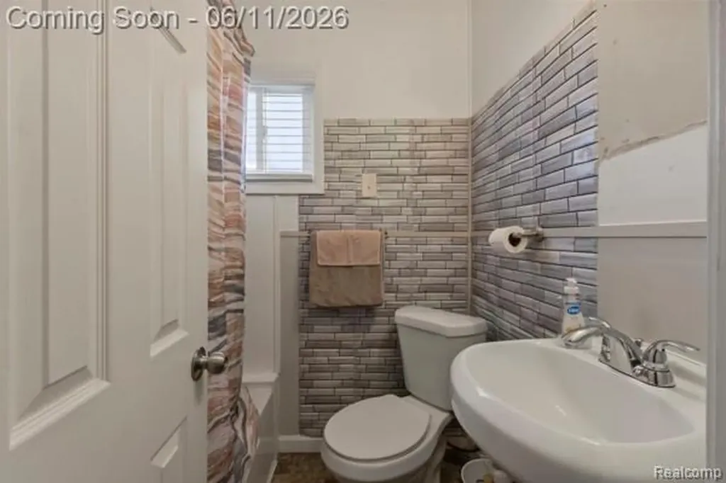 25884 Leach Street Roseville City MI 48066