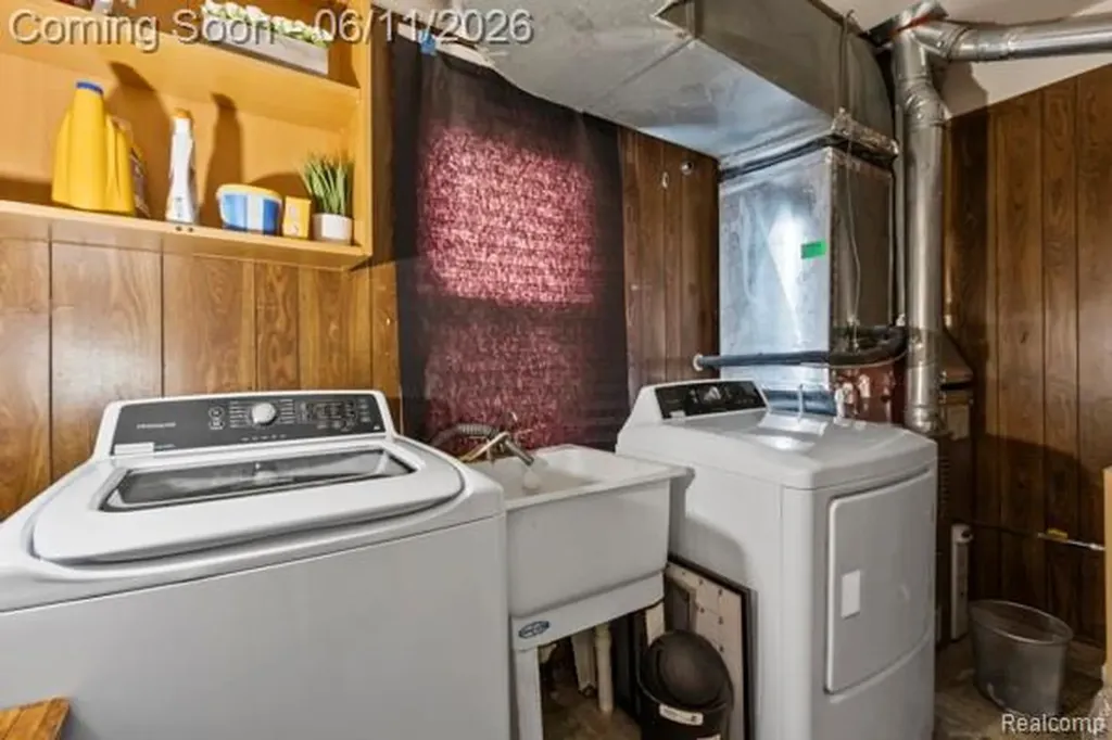 25884 Leach Street Roseville City MI 48066