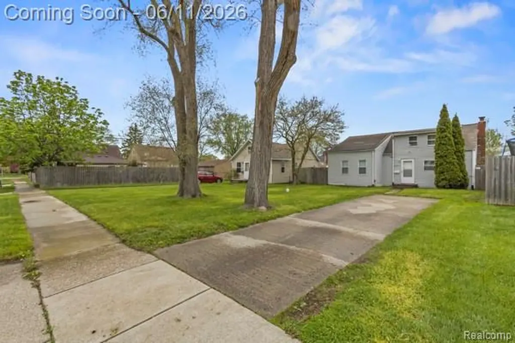 25884 Leach Street Roseville City MI 48066