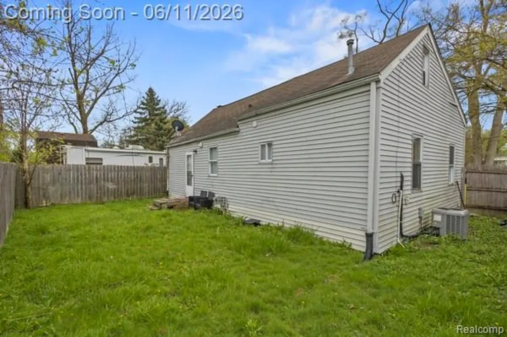 25884 Leach Street Roseville City MI 48066