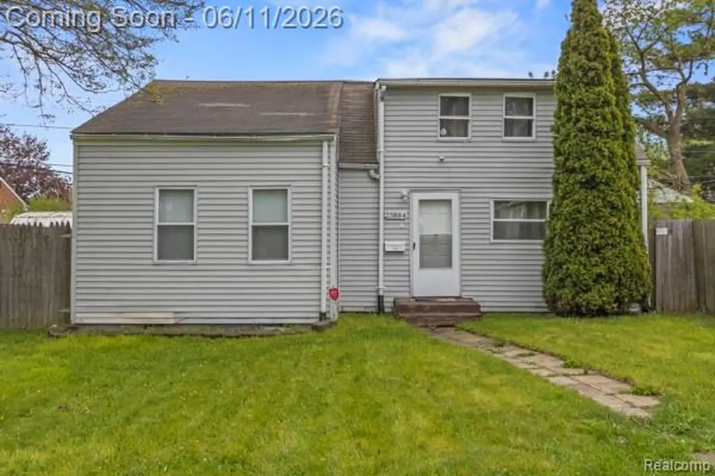 25884 Leach Street Roseville City MI 48066