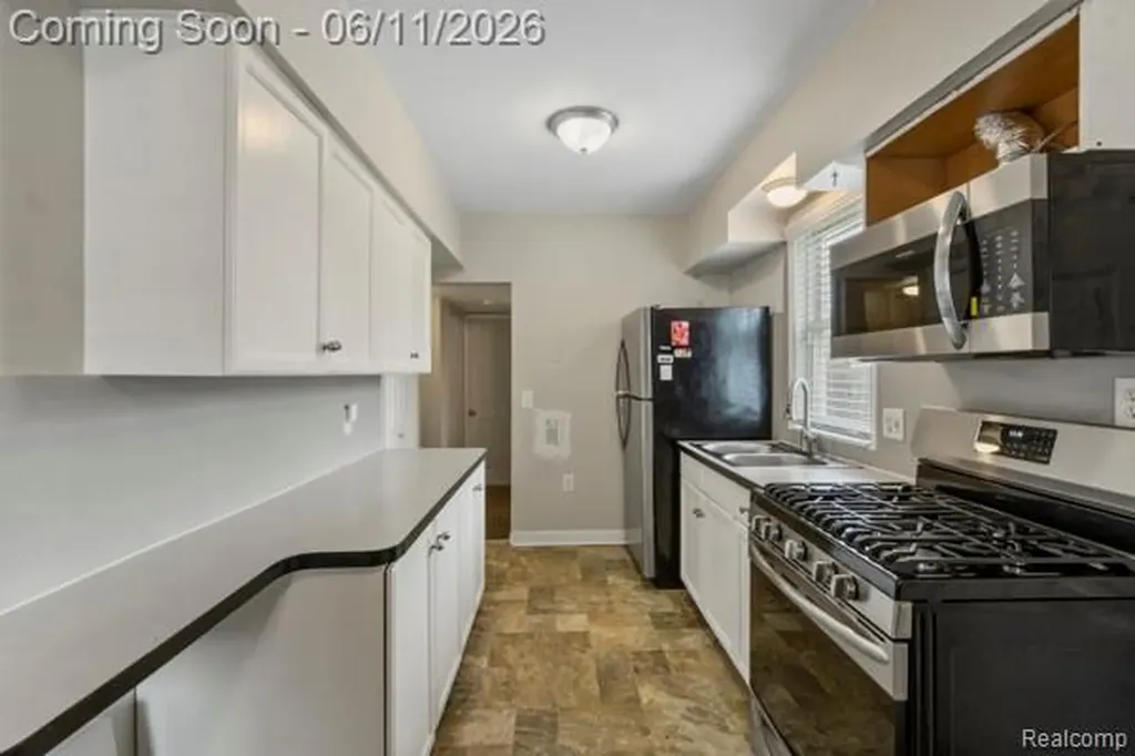 25884 Leach Street Roseville City MI 48066