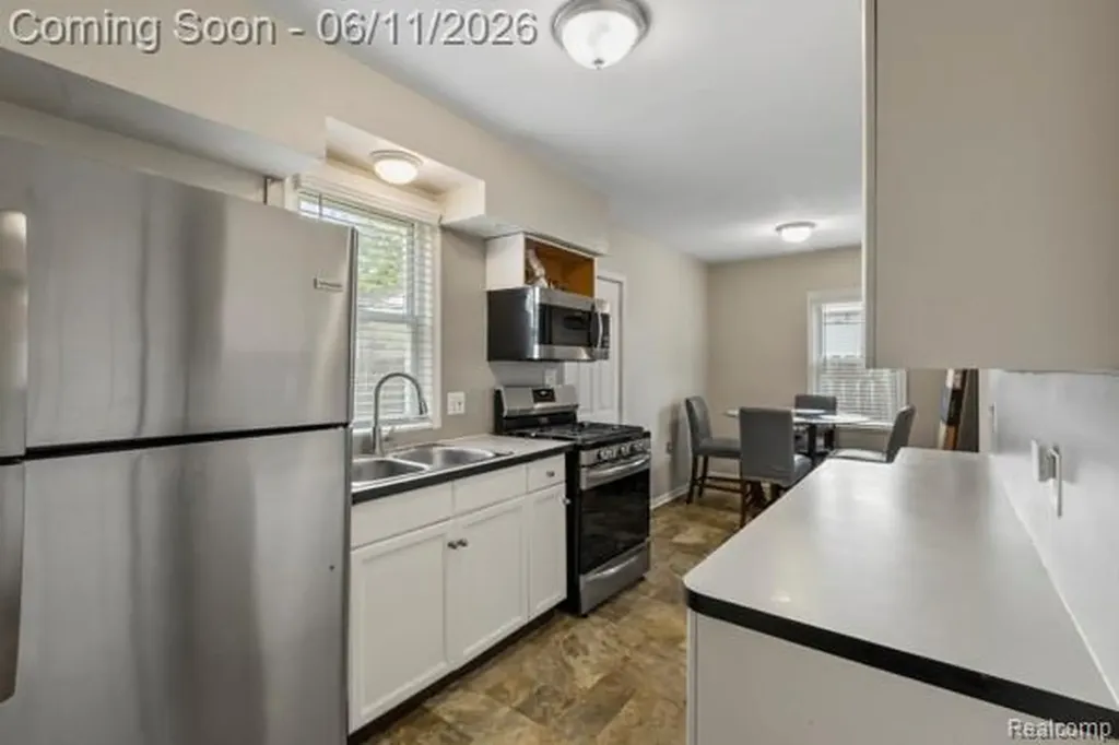 25884 Leach Street Roseville City MI 48066