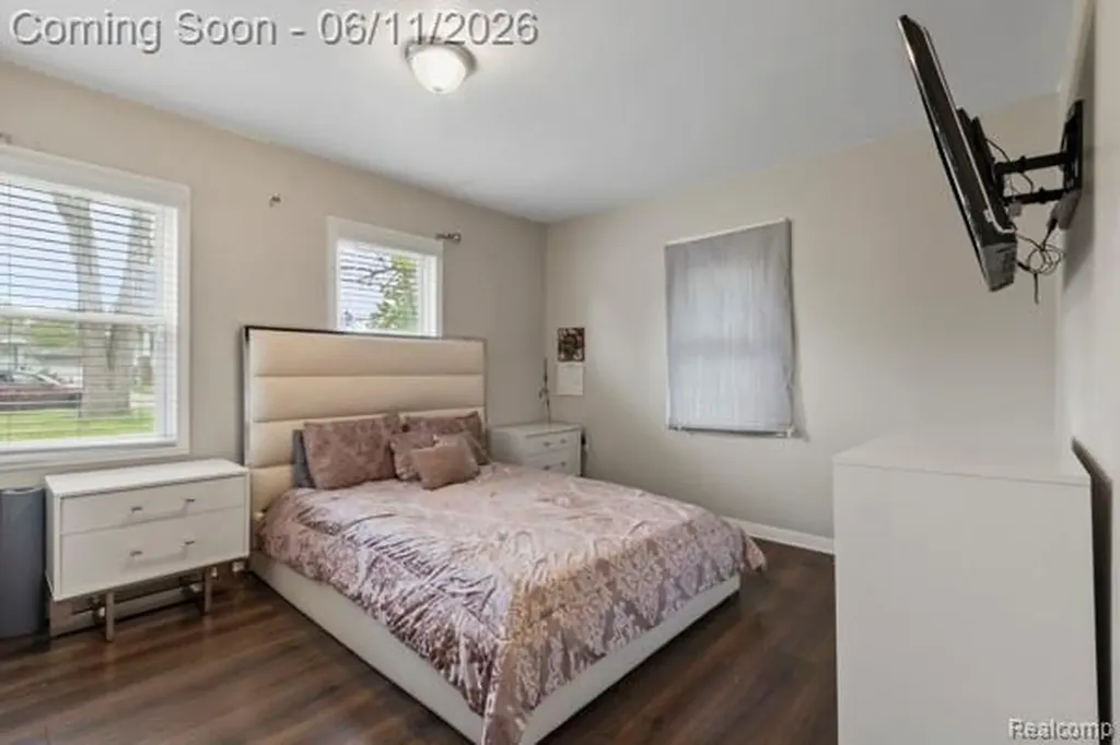 25884 Leach Street Roseville City MI 48066