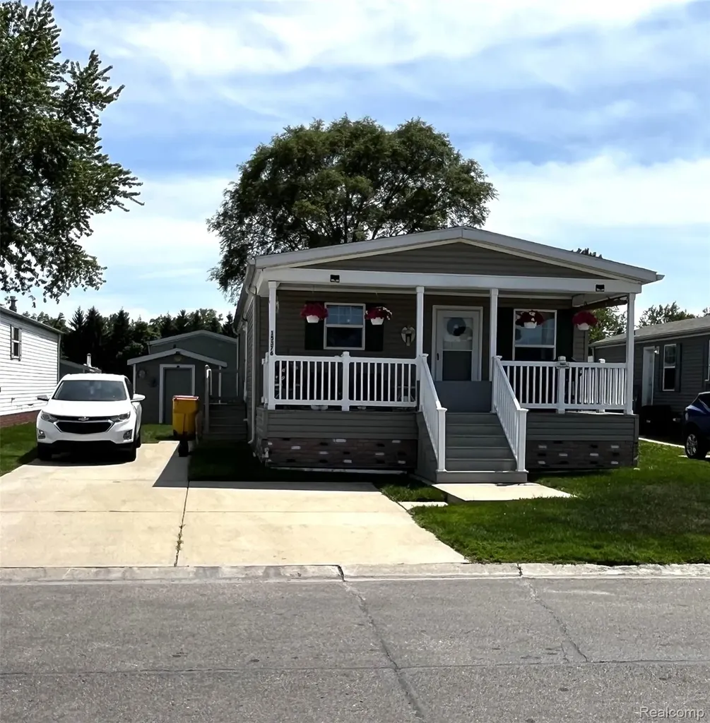 15376 Enchante Drive Clinton Charter Township MI 48038