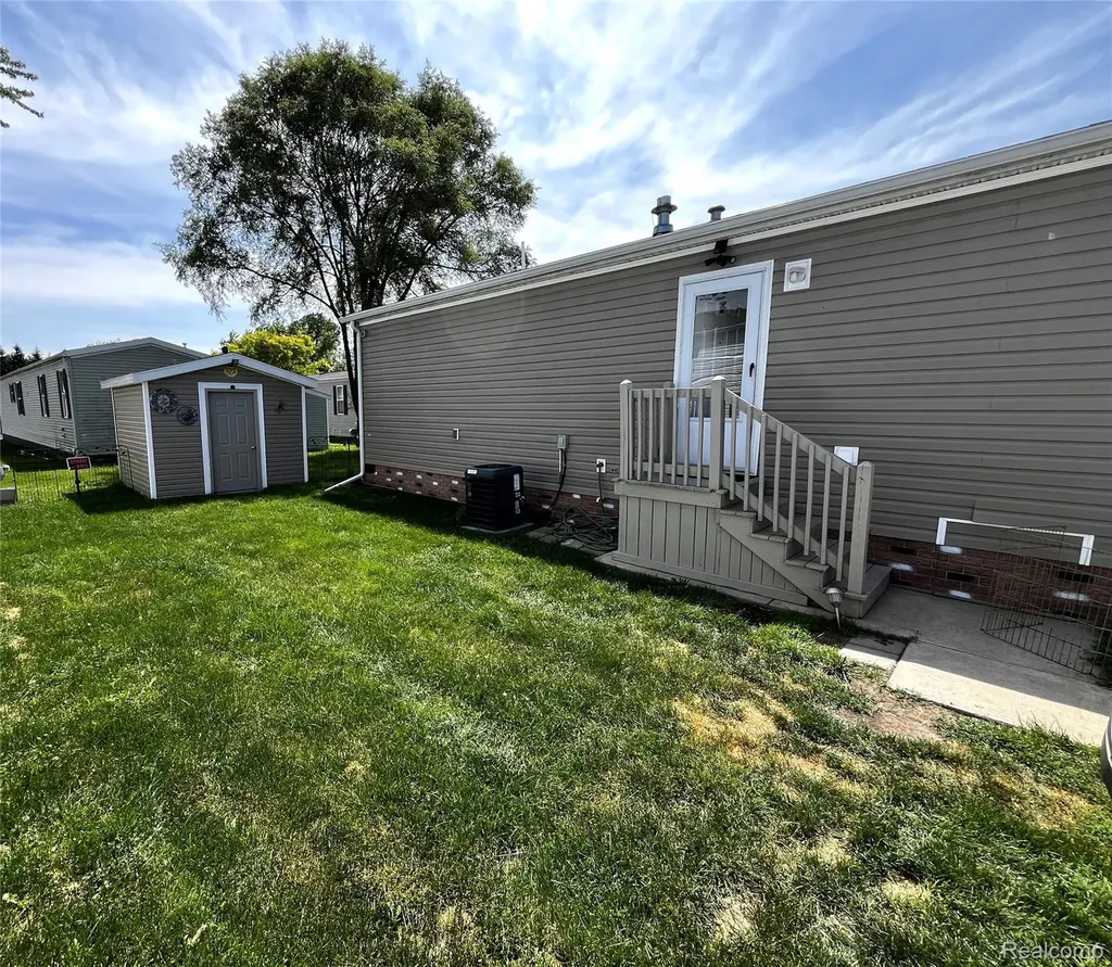 15376 Enchante Drive Clinton Charter Township MI 48038