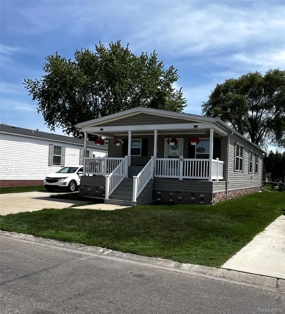 15376 Enchante Drive Clinton Charter Township MI 48038