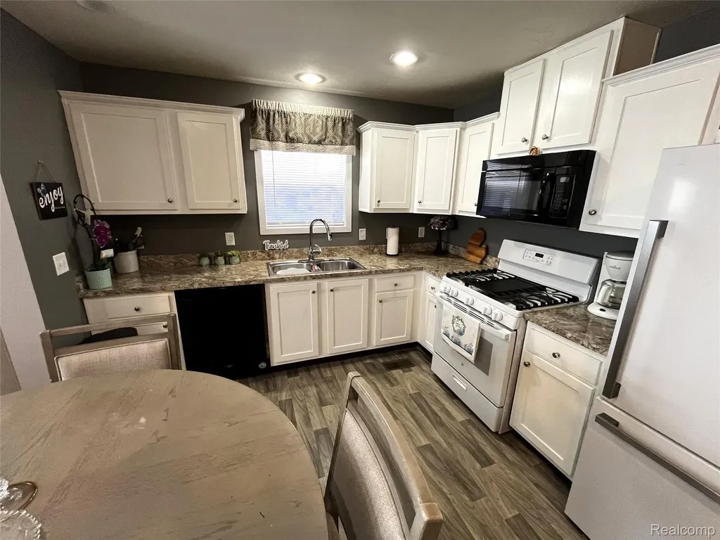 15376 Enchante Drive Clinton Charter Township MI 48038