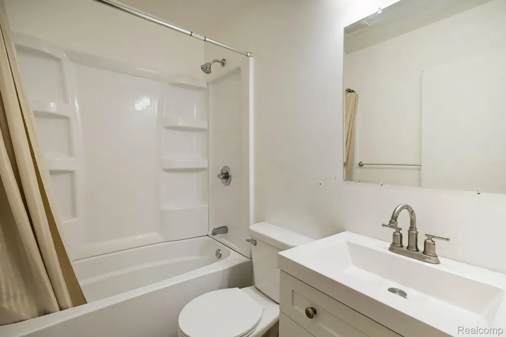 3235 Young Avenue Lansing City MI 48906