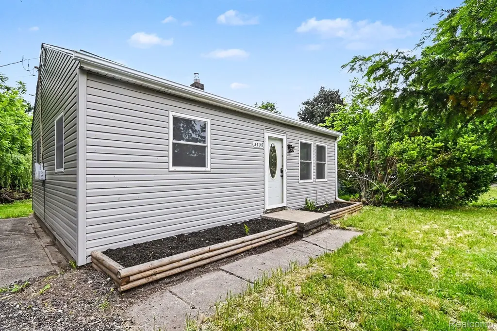 3235 Young Avenue Lansing City MI 48906