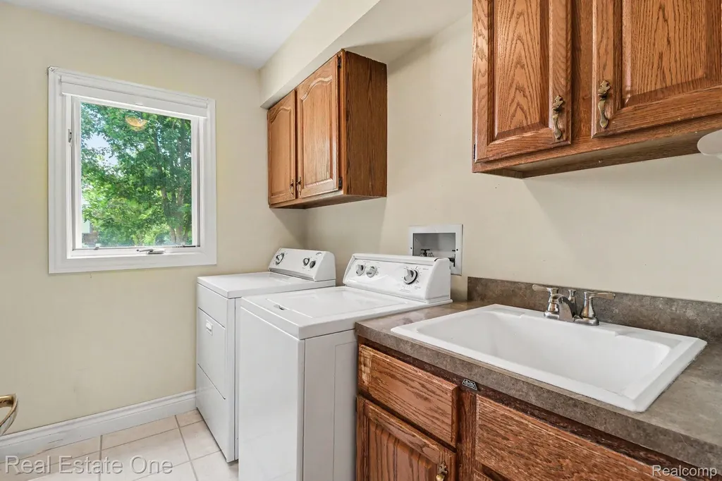 1751 Carpenter Drive Troy City MI 48098