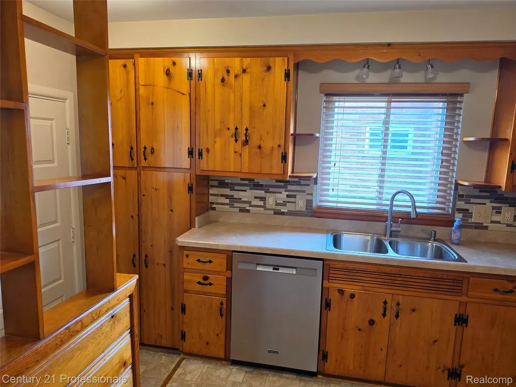 29421 Mark Avenue Madison Heights City MI 48071