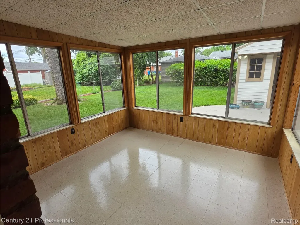 29421 Mark Avenue Madison Heights City MI 48071