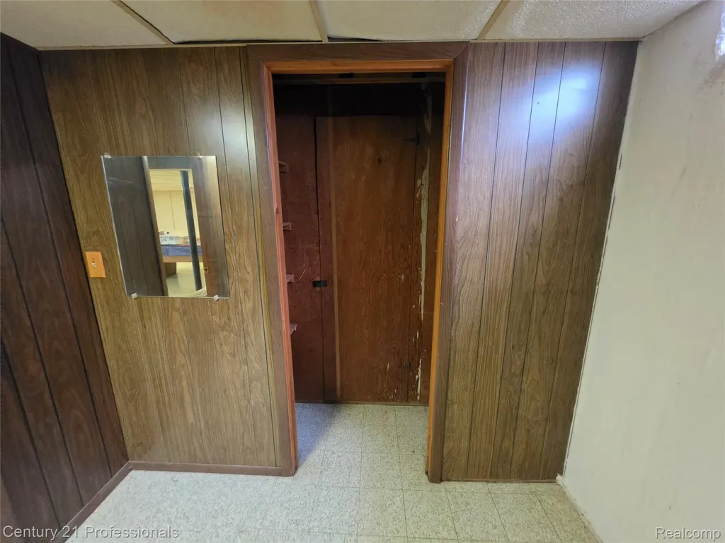 29421 Mark Avenue Madison Heights City MI 48071