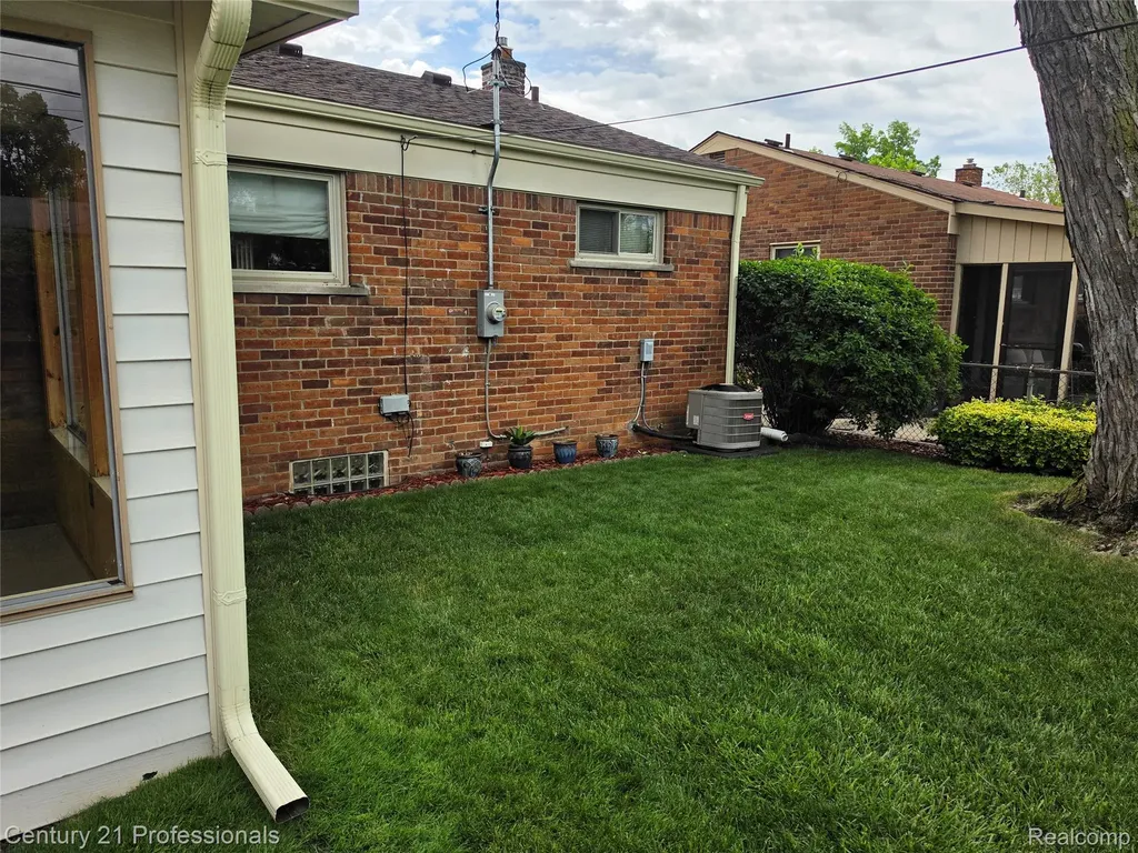 29421 Mark Avenue Madison Heights City MI 48071