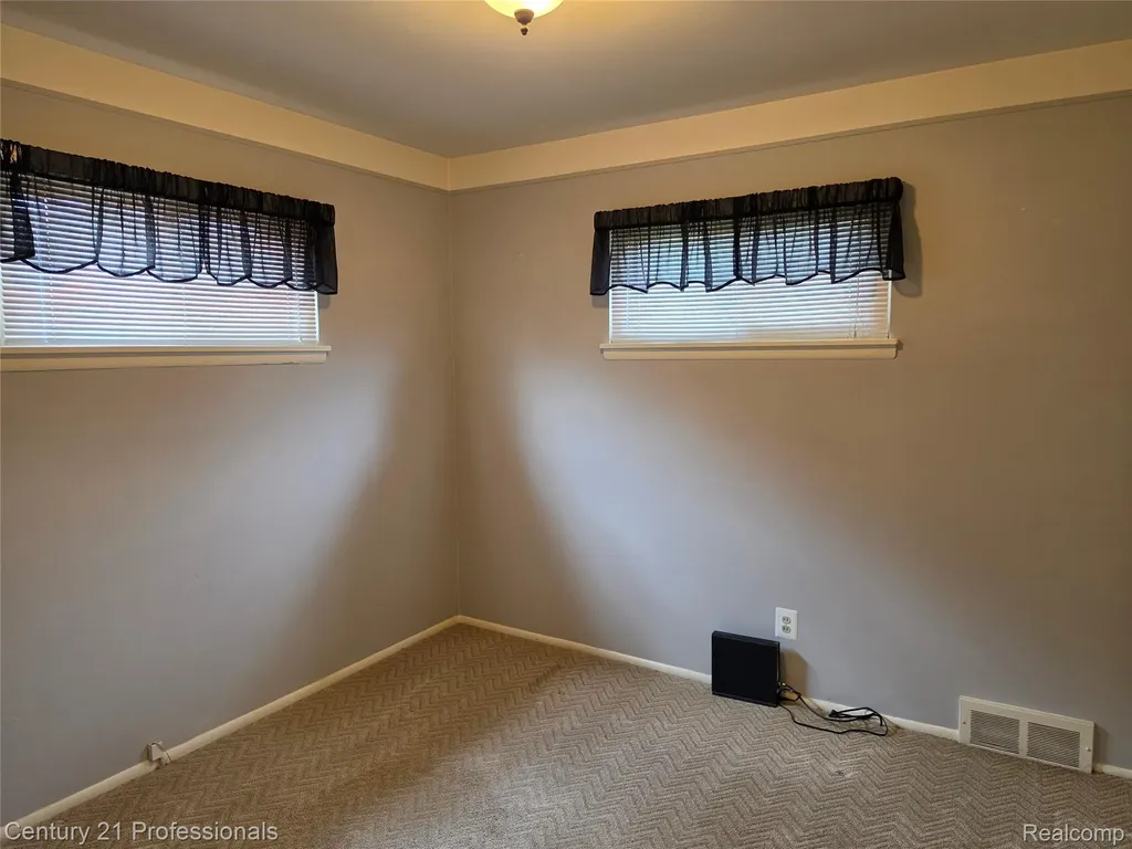 29421 Mark Avenue Madison Heights City MI 48071
