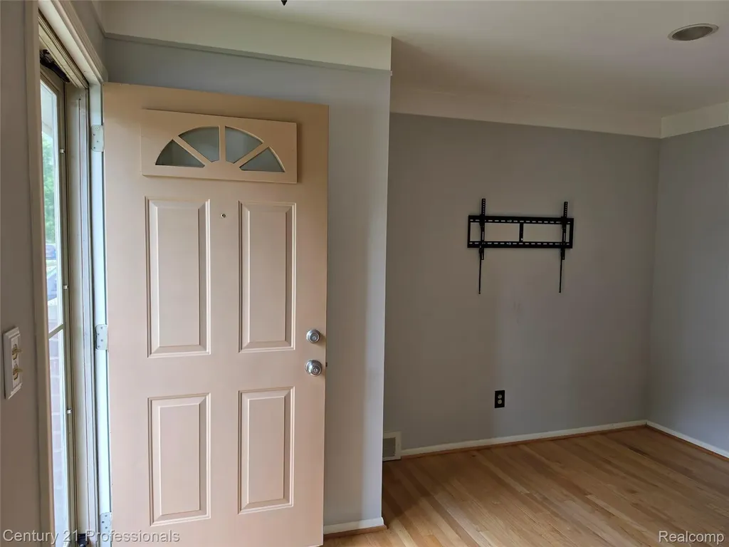 29421 Mark Avenue Madison Heights City MI 48071