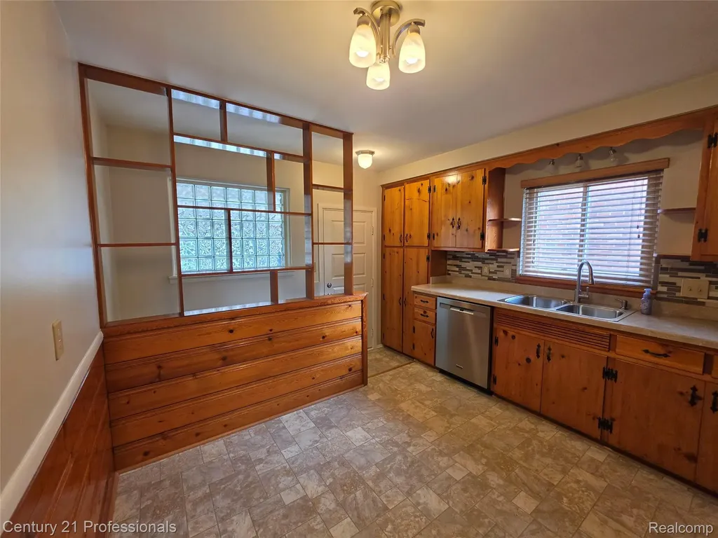 29421 Mark Avenue Madison Heights City MI 48071