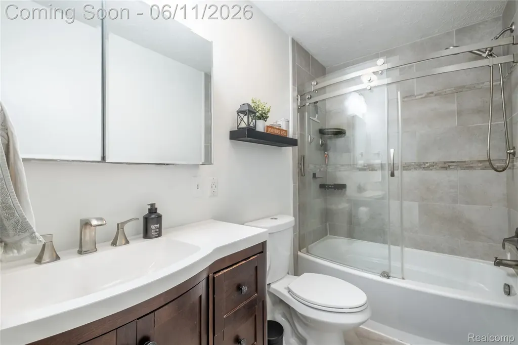 600 W Caroline Street Fenton City MI 48430