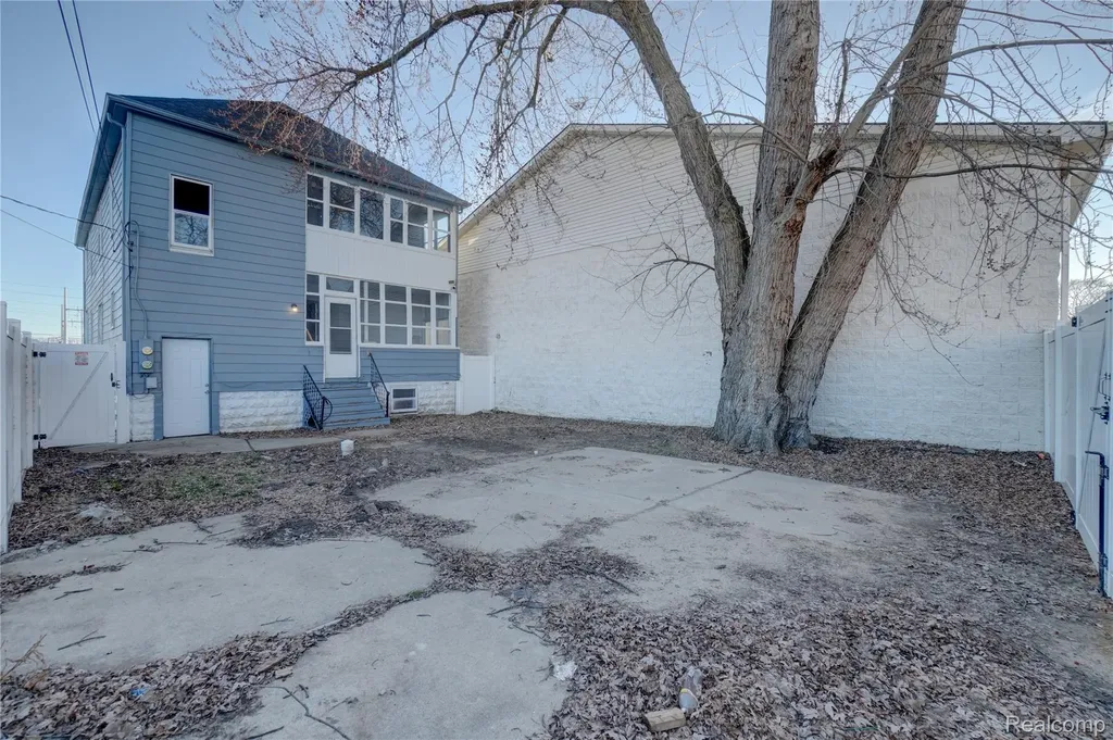 320 Hudson Street Wyandotte City MI 48192