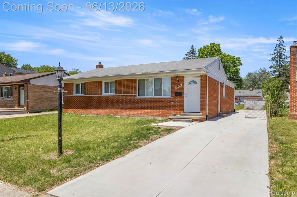 29578 Brown Court Garden City City MI 48135