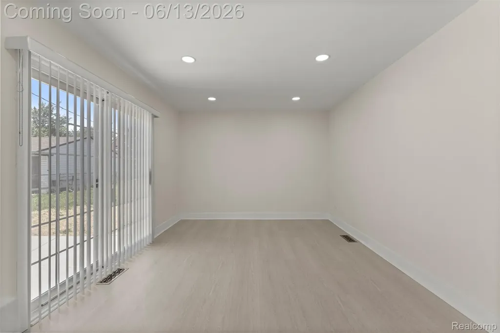 29578 Brown Court Garden City City MI 48135