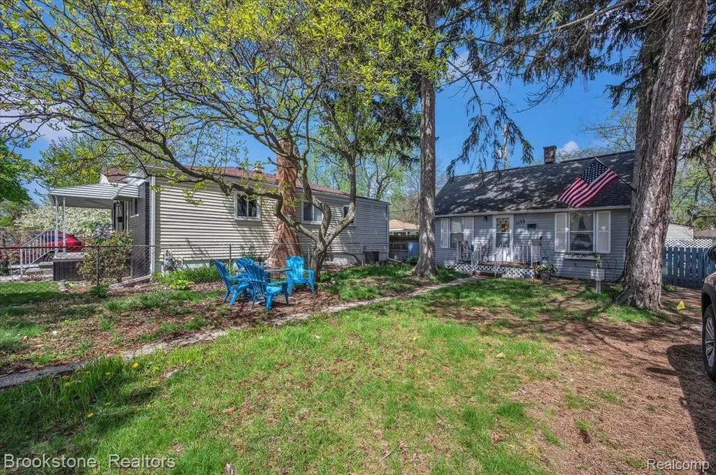 1133 E Bernhard Avenue Hazel Park City MI 48030