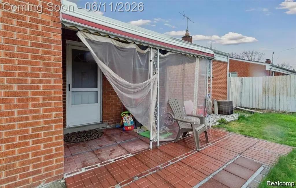 23223 Panama Avenue Warren City MI 48091