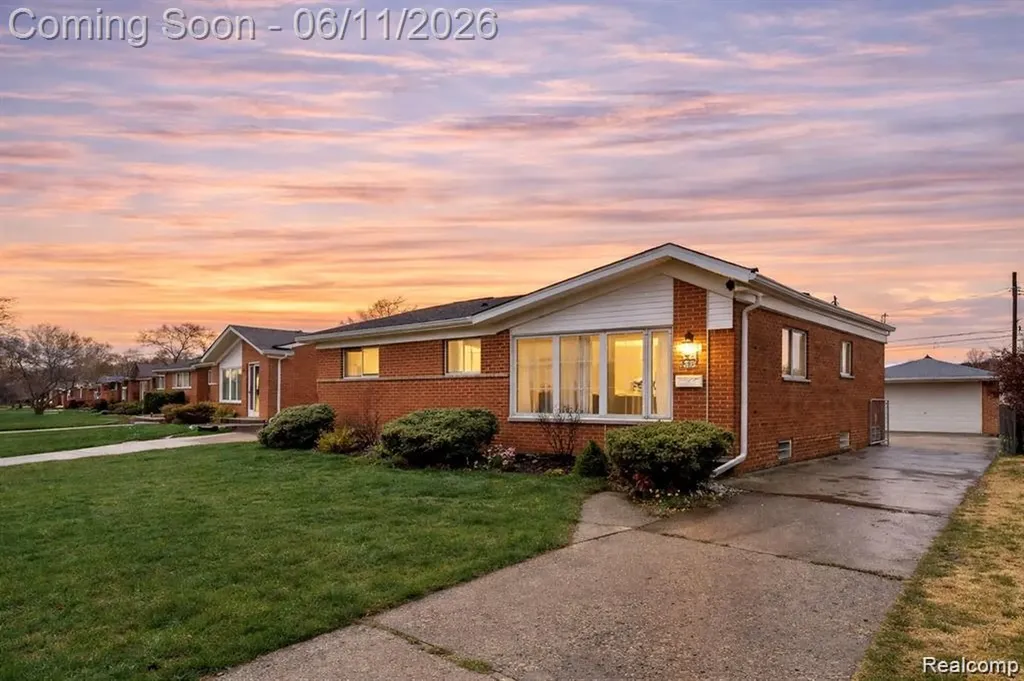 23223 Panama Avenue Warren City MI 48091