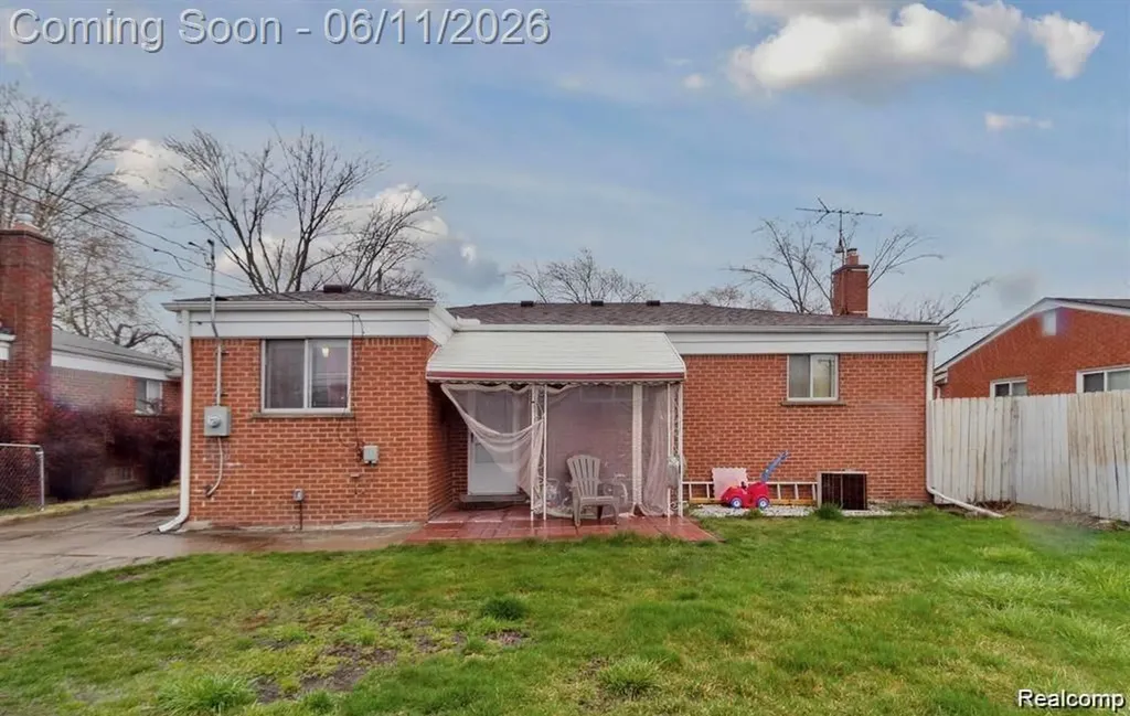 23223 Panama Avenue Warren City MI 48091