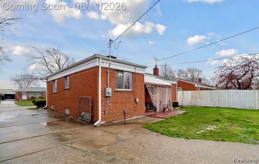 23223 Panama Avenue Warren City MI 48091