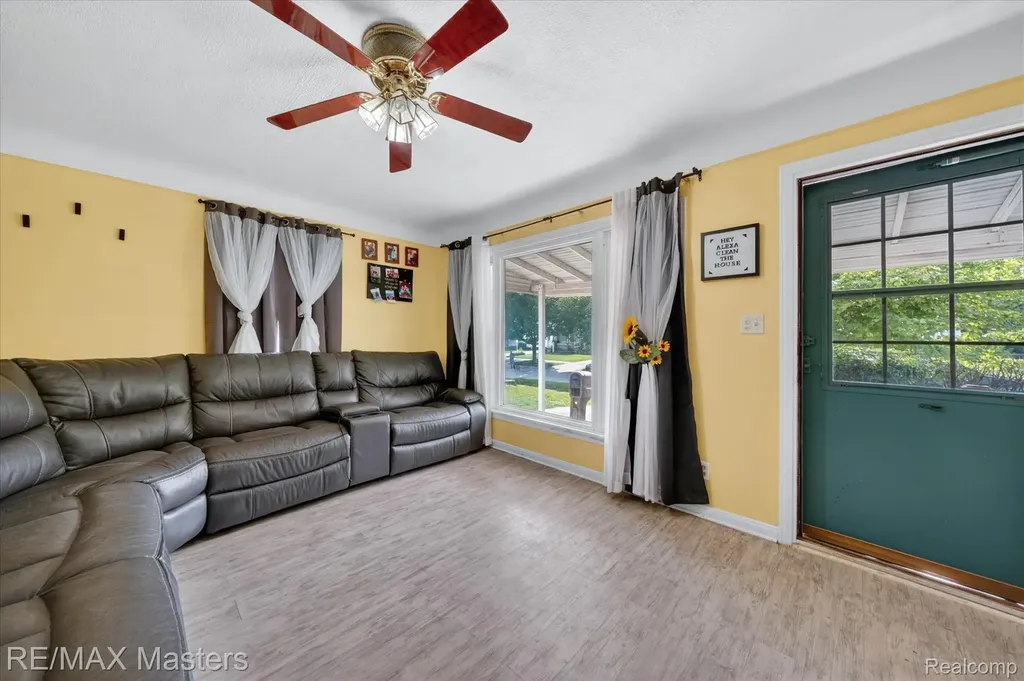 4643 Niagara Street Wayne City MI 48184