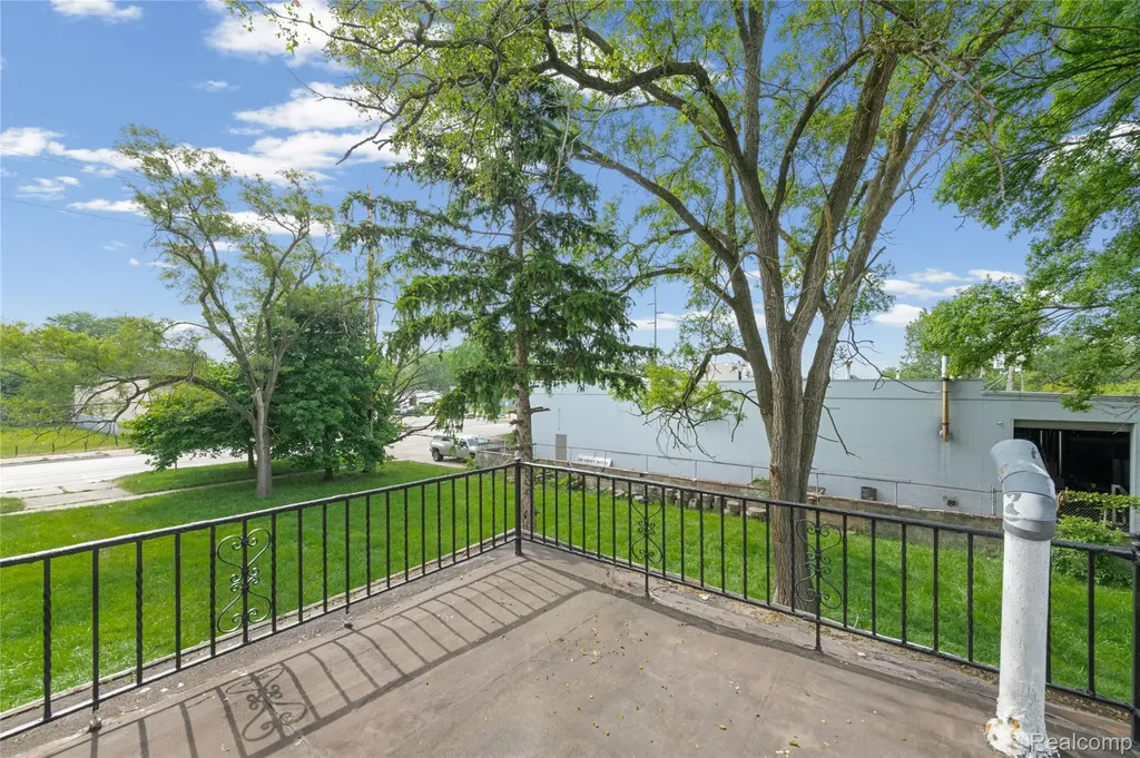 21855 Schoenherr Road Warren City MI 48089