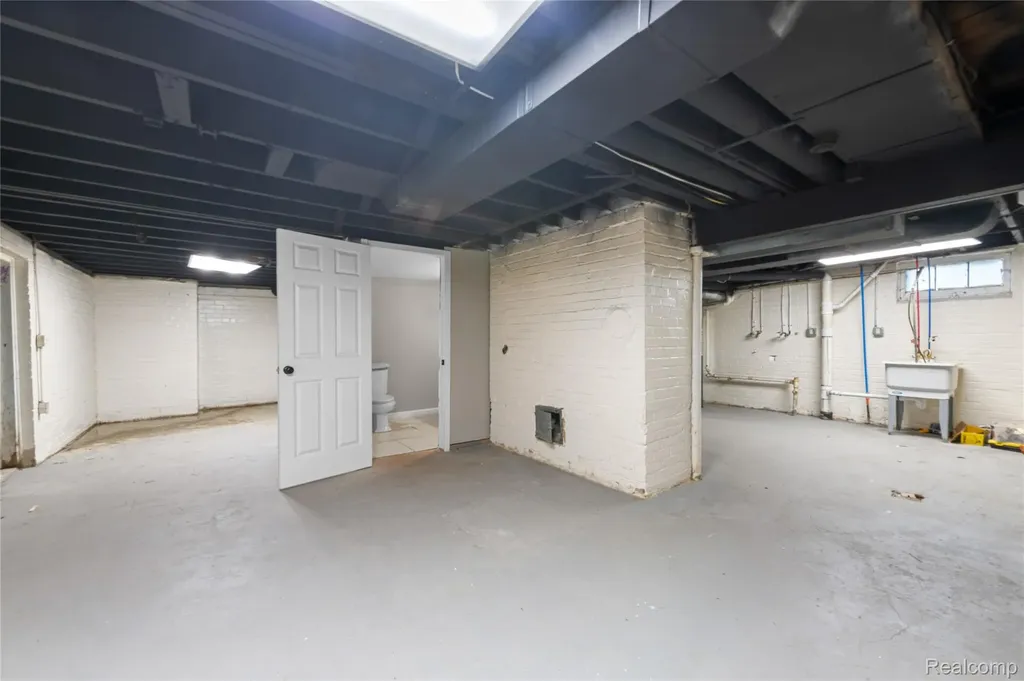 21855 Schoenherr Road Warren City MI 48089