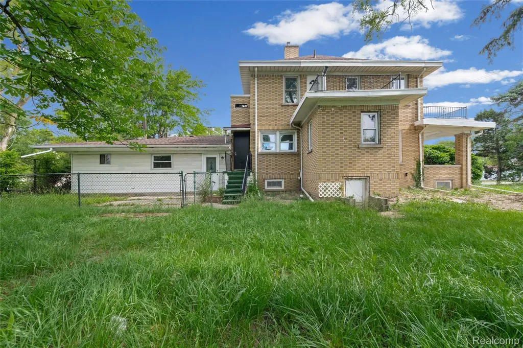 21855 Schoenherr Road Warren City MI 48089
