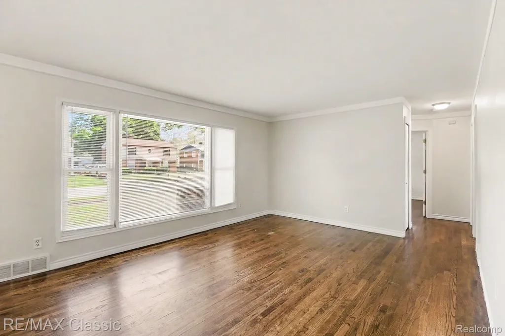 28691 Hales Street Madison Heights City MI 48071