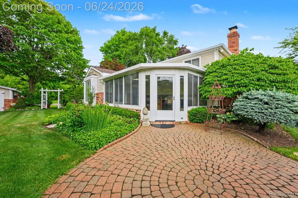 5997 Marble Drive Troy City MI 48085