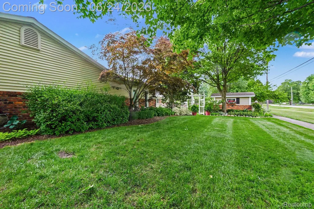 5997 Marble Drive Troy City MI 48085