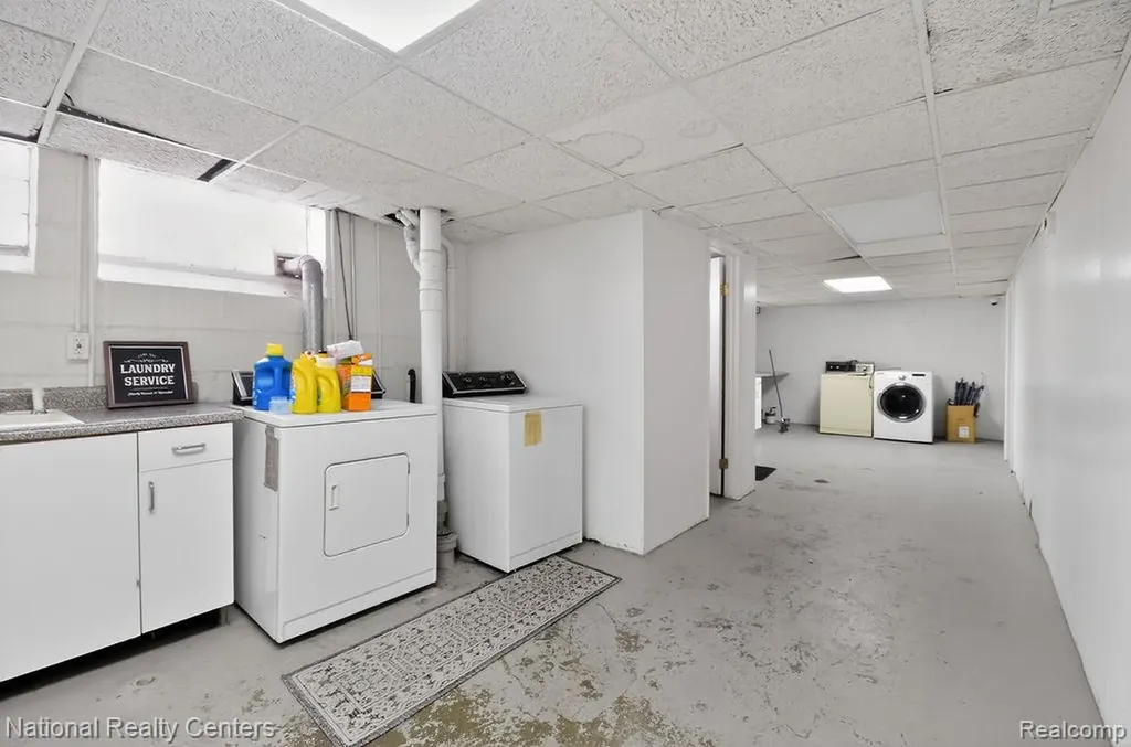 15105 Maplewood Avenue Eastpointe City MI 48021