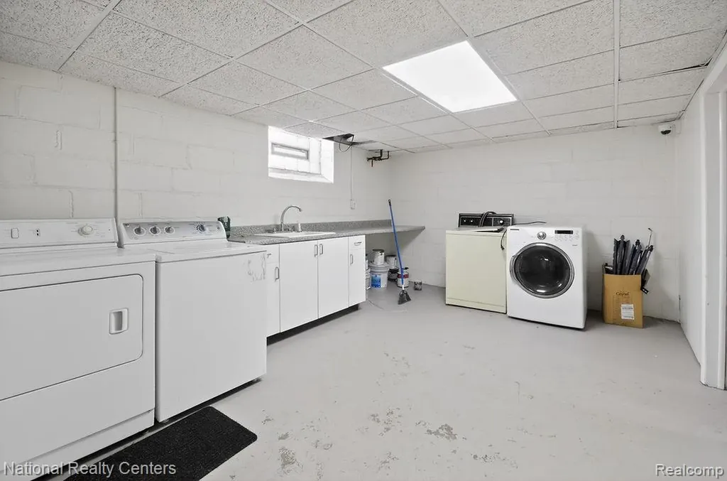 15105 Maplewood Avenue Eastpointe City MI 48021