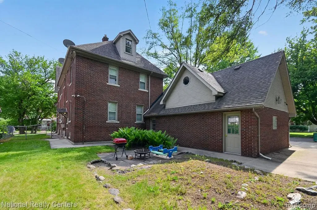 15105 Maplewood Avenue Eastpointe City MI 48021