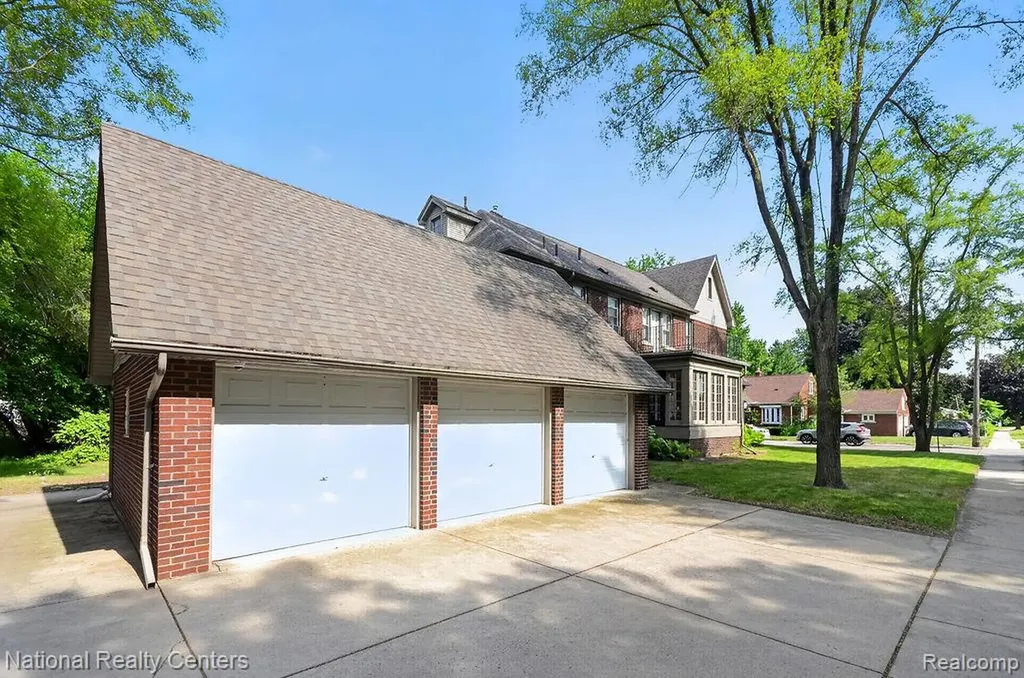 15105 Maplewood Avenue Eastpointe City MI 48021