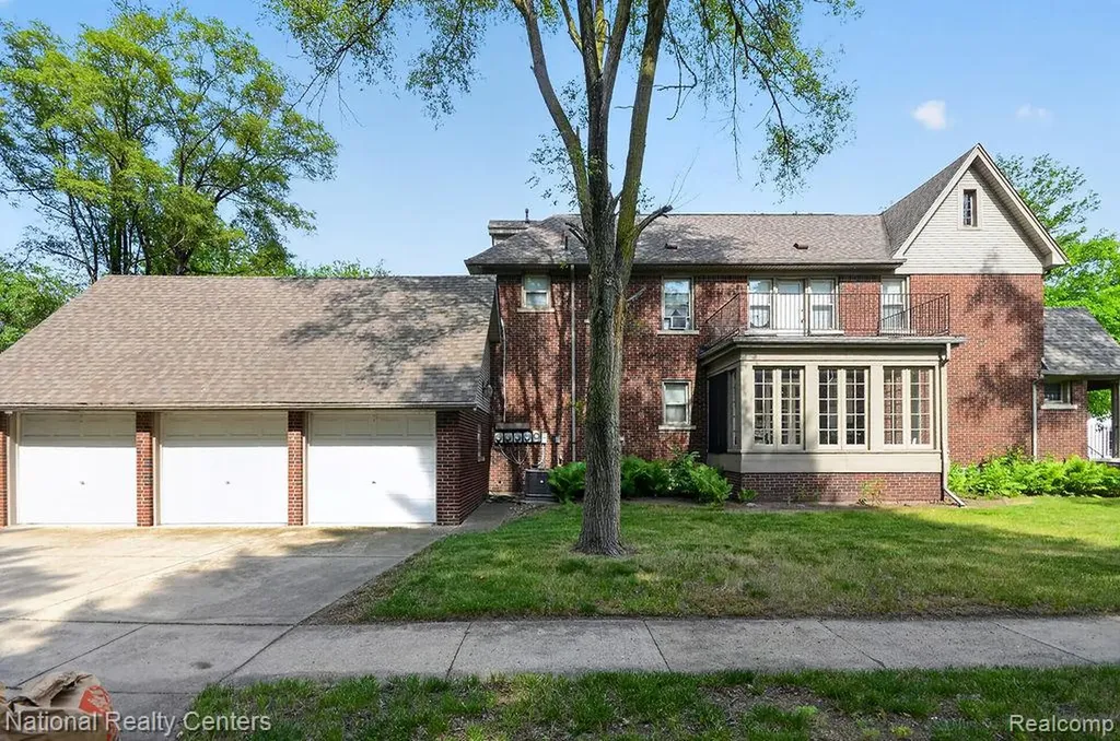 15105 Maplewood Avenue Eastpointe City MI 48021