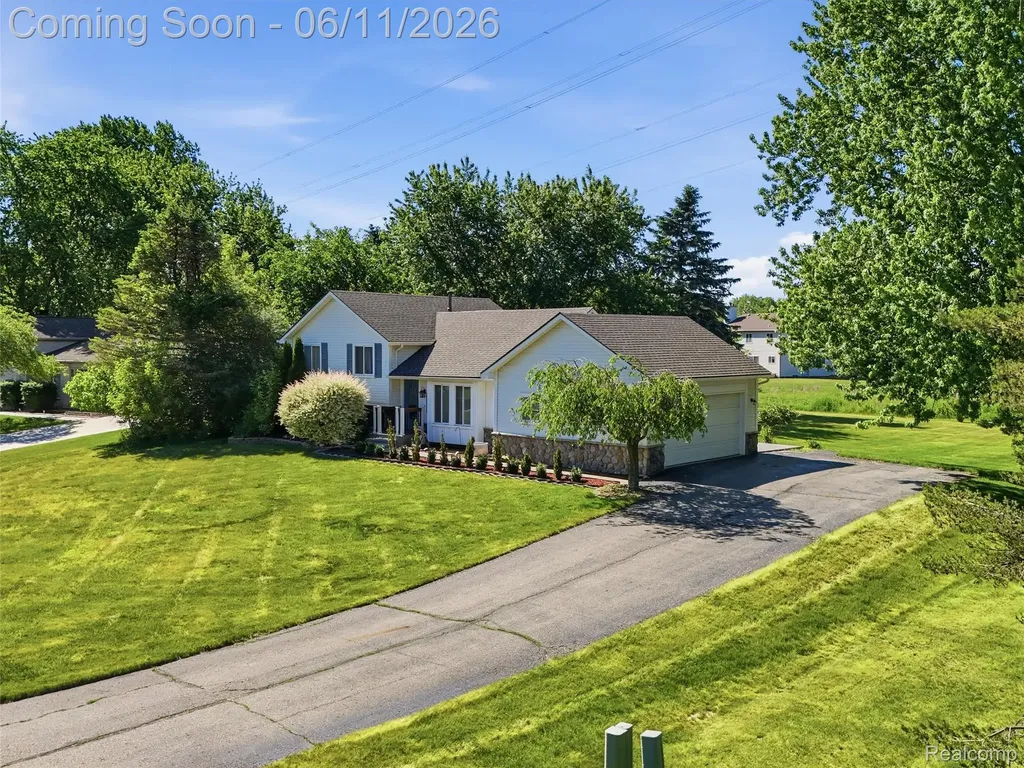 1087 Eagle Nest Drive Oakland Charter Township MI 48306